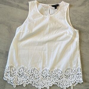 Banana Republic Tank top  100% cotton +lace border hemline  bright white size XS